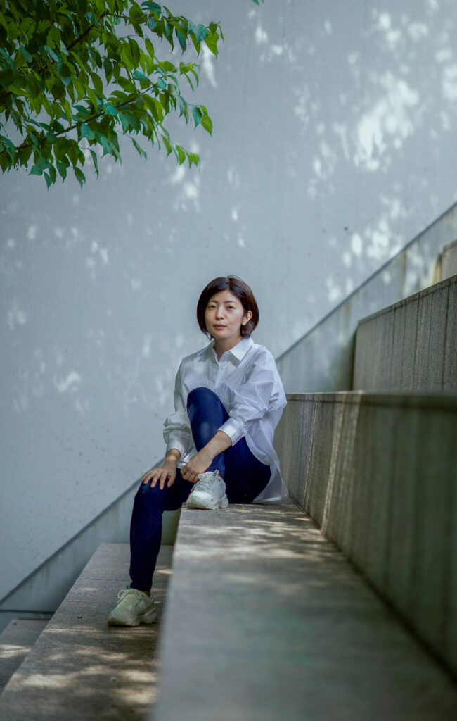 木漏れ日の中の女性
